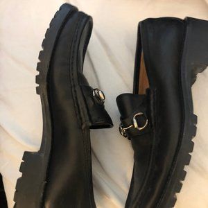 Size 9/12 Black leather Gucci loafers